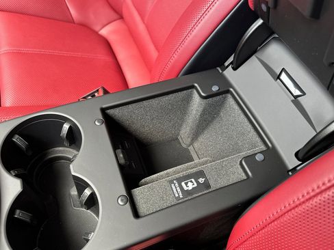 Used 2025 Porsche Macan image 27