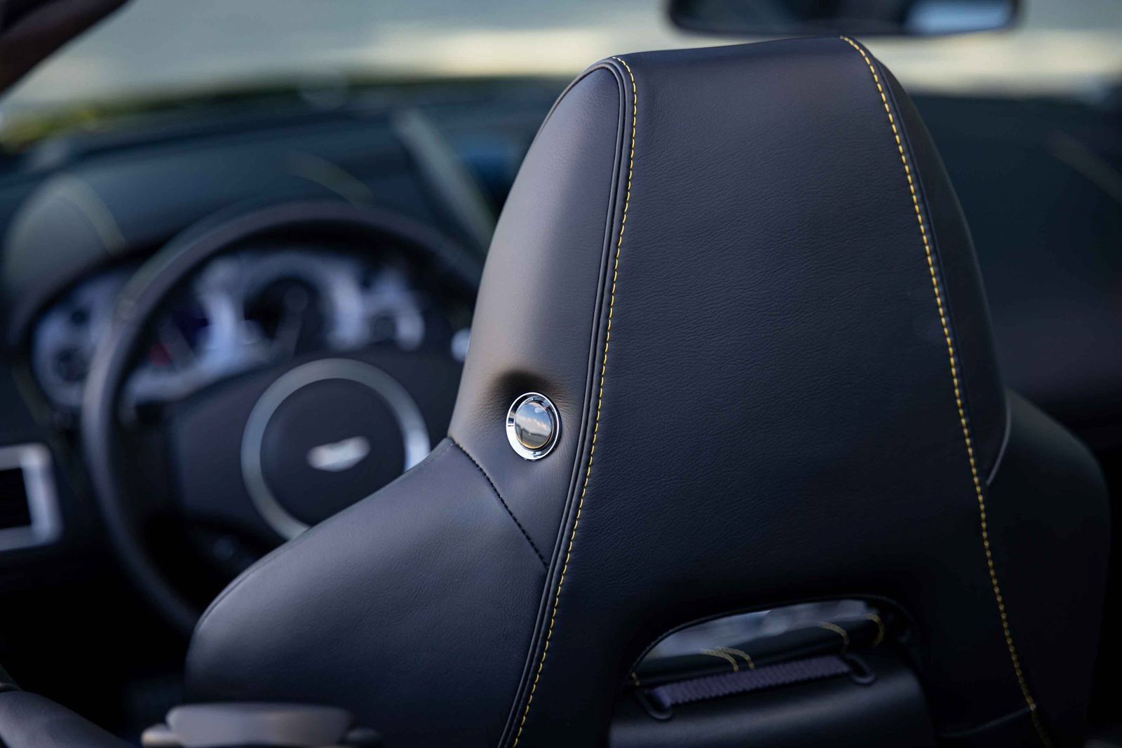 Used 2013 Aston Martin DB9 Volante RWD image 17