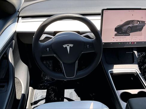 Used 2024 Tesla Model Y 2WD image 5