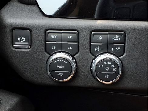 Used 2025 GMC Sierra 2500 SLT w/ SLT Convenience Package AWD/4WD image 16