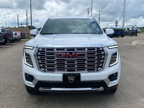 Used 2025 GMC Yukon XL Denali AWD/4WD image 9
