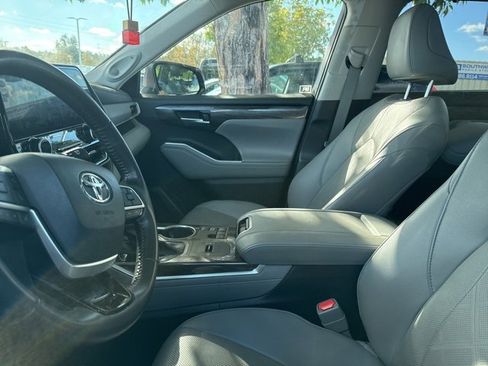 Used 2023 Toyota Highlander Platinum image 6
