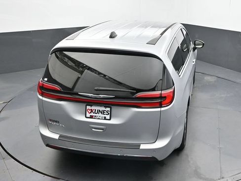 Used 2024 Chrysler Pacifica Touring-L FWD image 36
