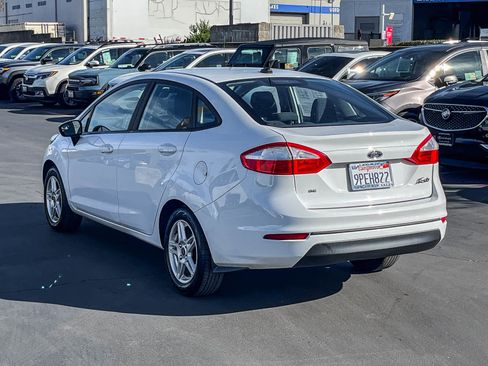 Used 2017 Ford Fiesta SE image 2