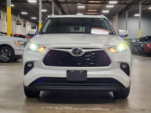 Used 2022 Toyota Highlander XLE FWD image 2