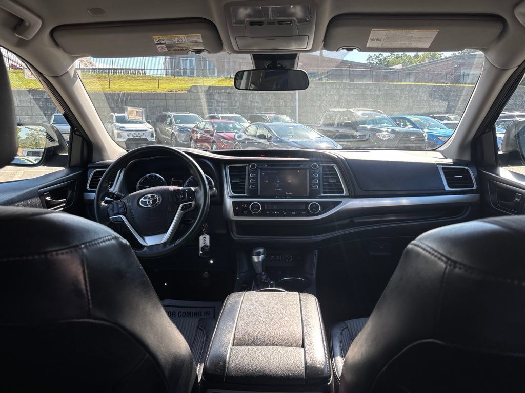 Used 2018 Toyota Highlander Plus AWD/4WD image 9