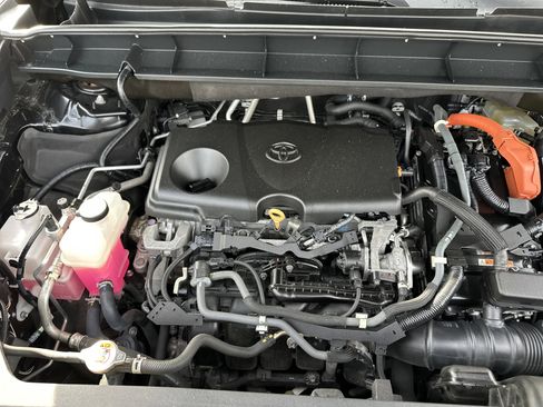 Used 2021 Toyota Highlander LE image 32