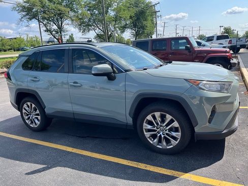 Used 2019 Toyota RAV4 XLE Premium FWD image 2