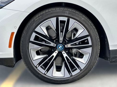 Used 2025 BMW i5 eDrive40i w/ Premium Package image 12