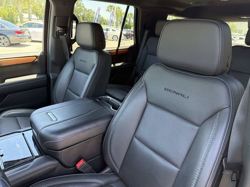 Used 2025 GMC Yukon Denali RWD image 10