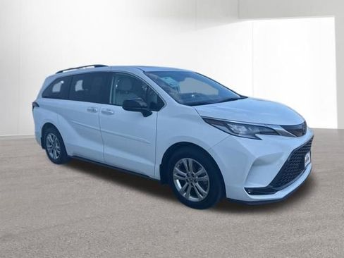 Used 2023 Toyota Sienna XSE w/ XSE Plus Package image 15