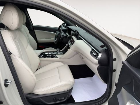 Used 2025 Genesis G70 2.5T image 27