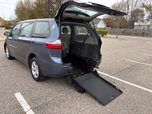 Used 2017 Toyota Sienna L FWD image 30