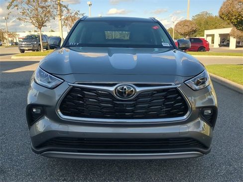 New 2026 Toyota Highlander Platinum image 9
