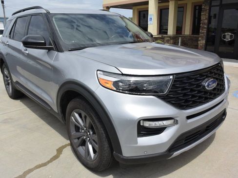 Used 2022 Ford Explorer XLT w/ Equipment Group 202A image 7
