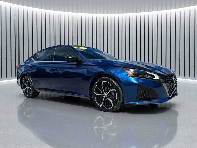 Used 2024 Nissan Altima 2.5 SR w/ SR Premium Package FWD image 2