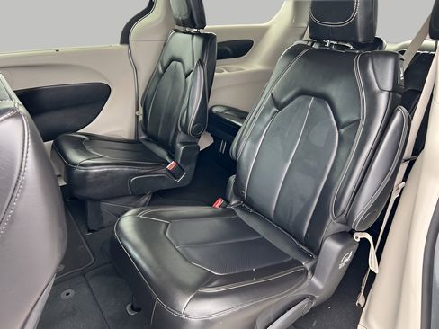 Used 2024 Chrysler Pacifica Touring-L image 57