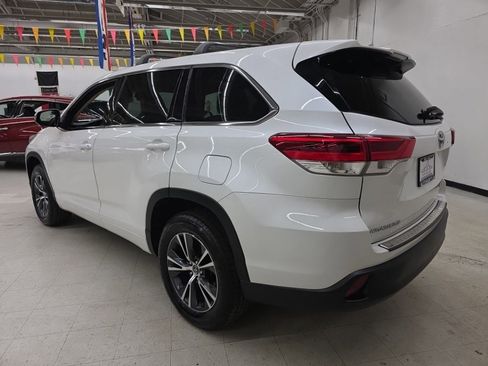 Used 2017 Toyota Highlander Plus FWD image 4