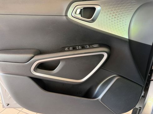 Used 2025 Kia Soul LX w/ LX Technology Package FWD image 18