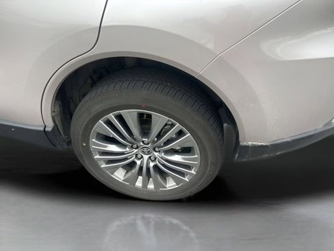 Used 2024 Toyota Venza XLE image 16