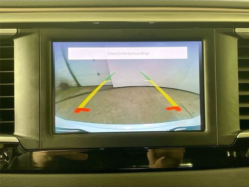 Used 2022 Chrysler Voyager LX image 6