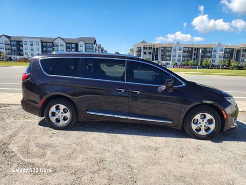 Used 2017 Chrysler Pacifica Touring-L Plus FWD image 10