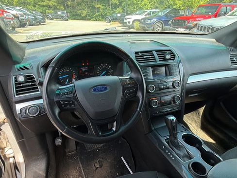 Used 2016 Ford Explorer XLT FWD image 25