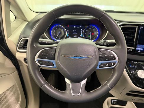 Used 2023 Chrysler Pacifica Touring-L FWD image 21