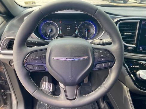 Used 2025 Chrysler Pacifica Limited FWD image 20
