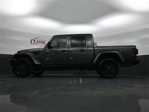 Used 2025 Jeep Gladiator Sport image 25