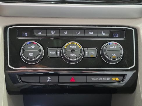 Used 2023 Volkswagen Atlas SE w/ Panoramic Sunroof Package FWD image 17