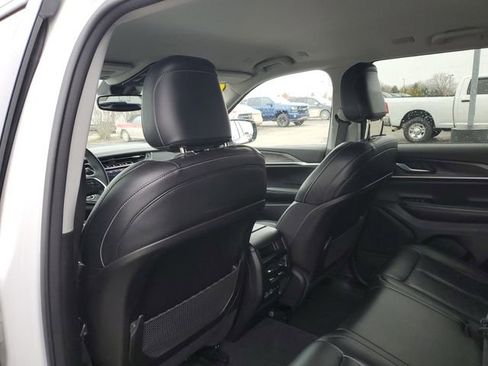 Used 2023 Jeep Grand Cherokee Limited image 31