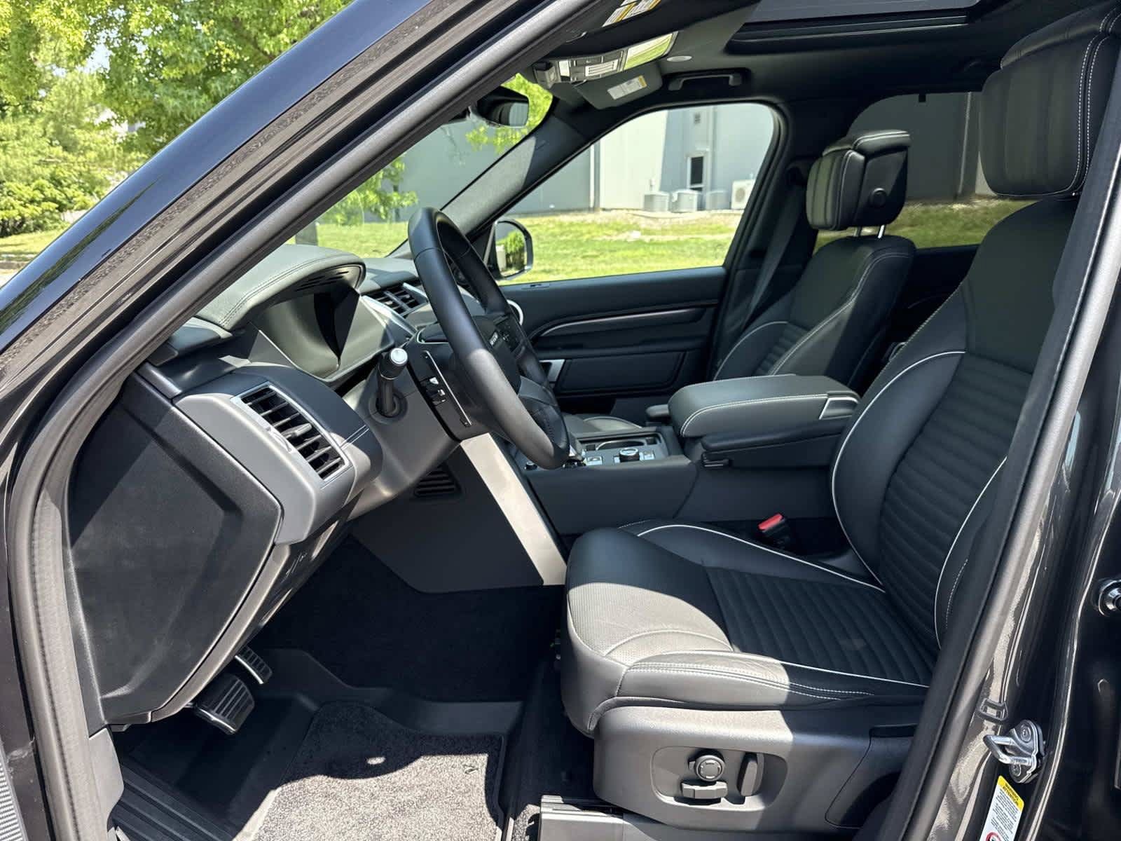 Used 2024 Land Rover Discovery Metropolitan Edition AWD/4WD image 14