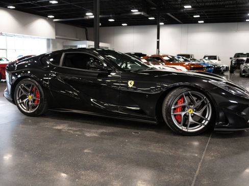 Used 2019 Ferrari 812 Superfast RWD image 8
