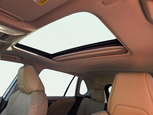 Used 2023 Toyota RAV4 XLE Premium image 21