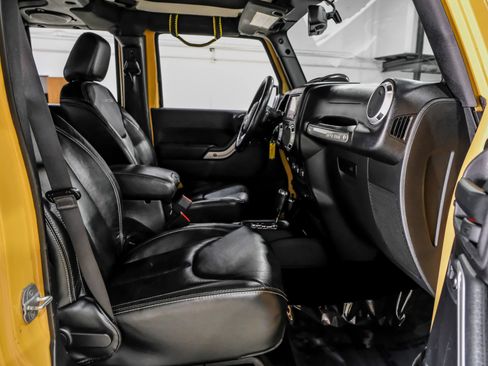 Used 2014 Jeep Wrangler Unlimited Rubicon image 37