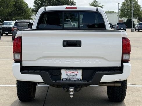Certified 2022 Toyota Tacoma SR5 AWD/4WD image 5
