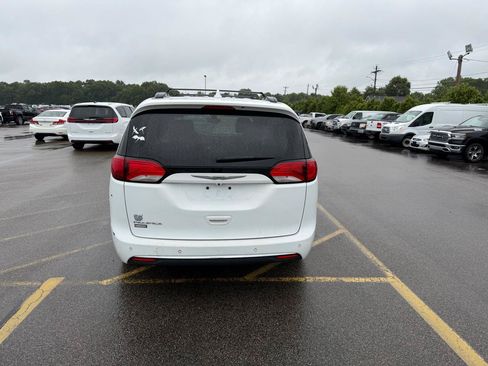 Used 2017 Chrysler Pacifica Touring-L FWD image 5