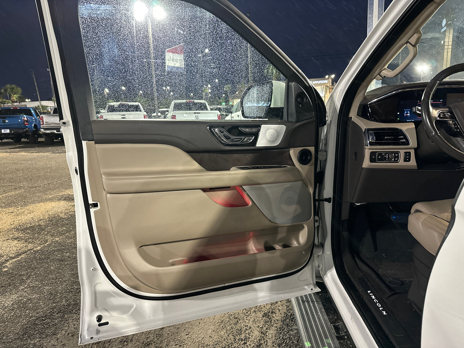 Used 2022 Lincoln Navigator Reserve AWD/4WD image 10