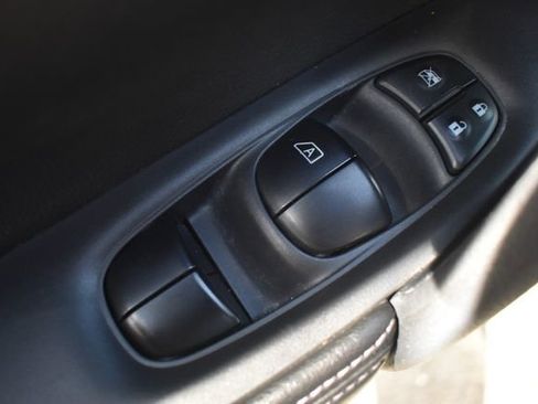 Used 2018 Nissan Rogue S FWD image 18