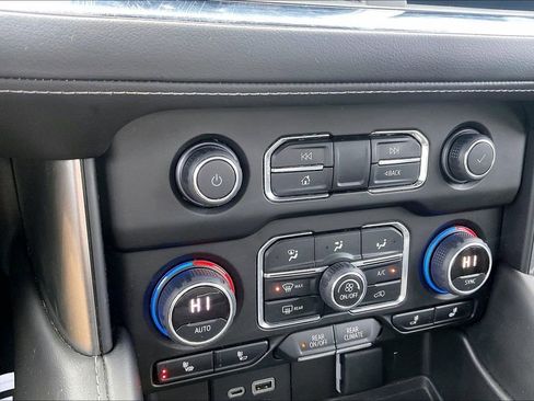 Used 2022 Chevrolet Suburban Z71 w/ Z71 Off-Road Package image 18