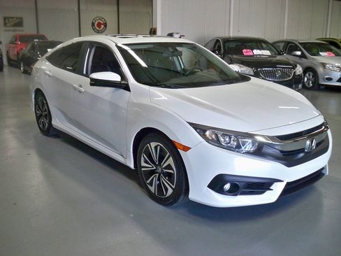 Used 2018 Honda Civic EX-T image 3