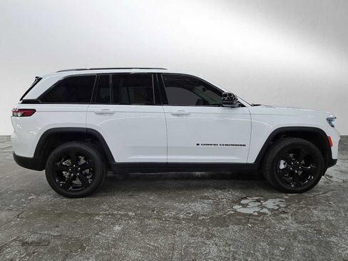 Used 2023 Jeep Grand Cherokee Limited w/ Black Appearance Package AWD/4WD image 2