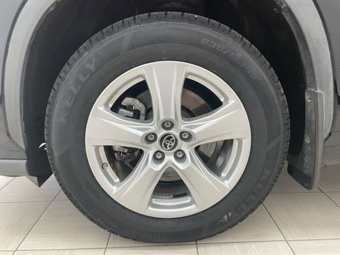 Used 2022 Toyota Highlander LE AWD/4WD image 6