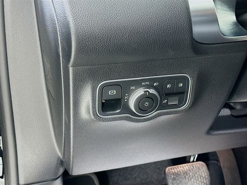 Used 2025 Mercedes-Benz GLB 250 image 11