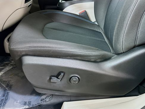Used 2021 Chrysler Pacifica Touring image 18