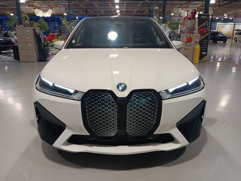 Used 2024 BMW iX xDrive50 w/ Premium Package AWD/4WD image 10