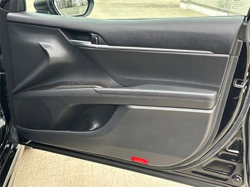 Used 2024 Toyota Camry SE image 12