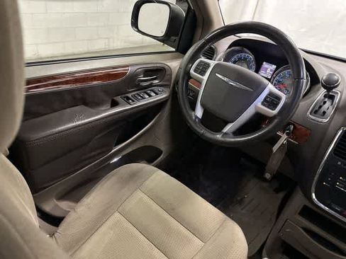 Used 2014 Chrysler Town & Country Touring FWD image 12