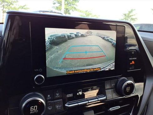 Used 2024 Toyota Highlander LE AWD/4WD image 32